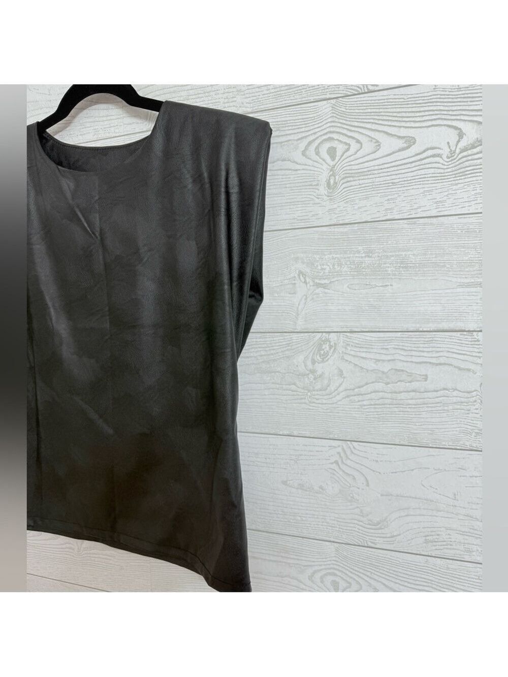 Venti 6 Women’s Black Sleeveless Faux Leather Boxy Top. Size M - Picture 2 of 6